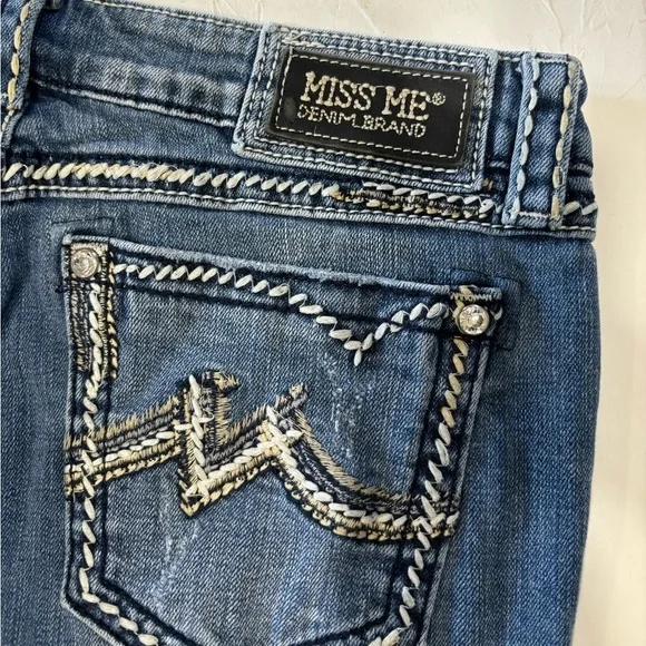 Miss Me Boyfriend Capri Jeans - Picture 7 of 11